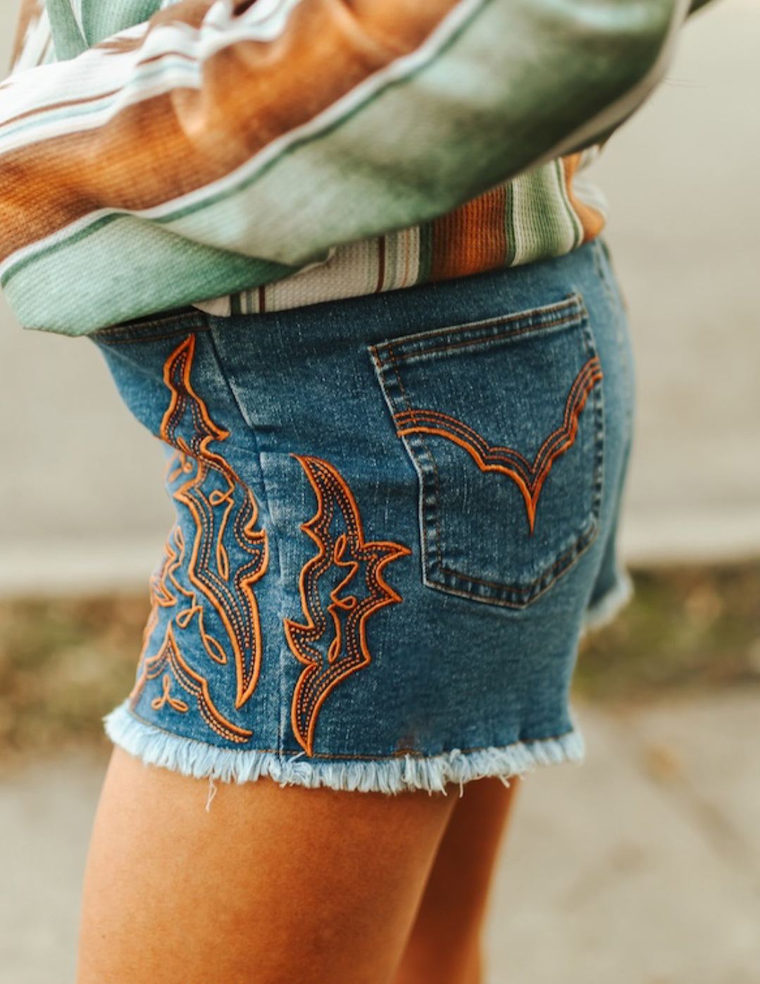 Rise Frayed Shorts W Camel Boot Stitch Embroidery
